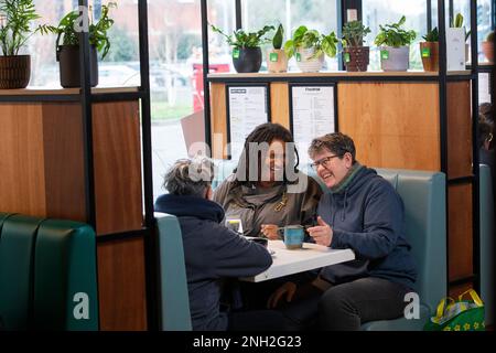 Eine Gruppe von Freundinnen in einem Café, die sich unterhalten. Manchester. Vereinigtes Königreich. Stockfoto