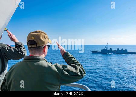 221208-N-UF592-1047 PHILIPPINE SEA (8. Dezember 2022) Captain Daryle Cardone, rechts, kommandierender Offizier der USA Der einzige vorwärtsgesetzte Flugzeugträger der Navy USS Ronald Reagan (CVN 76) und die Cmdr. Nathan Moore aus Jacksonville, Florida, ehrt das Schiff der japanischen Selbstverteidigungskräfte JS Ikazuchi (DD 107) von der Brücke in der Philippinischen See, Dezember 8. Ronald Reagan, das Flaggschiff der Carrier Strike Group 5, stellt eine kampfbereite Truppe bereit, die die Vereinigten Staaten schützt und verteidigt und Bündnisse, Partnerschaften und kollektive maritime Interessen in der Region Indo-Pazifik unterstützt. Stockfoto