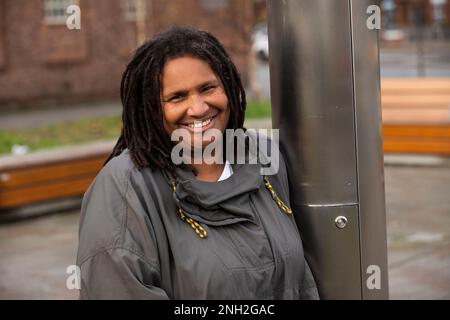 Porträt einer lächelnden Frau. Manchester. Vereinigtes Königreich. Stockfoto