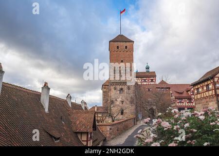 Blick auf die Nürnberger Burg (Kaiserburg) mit Heidenturm - Nürnberg, Bayern, Deutschland Stockfoto