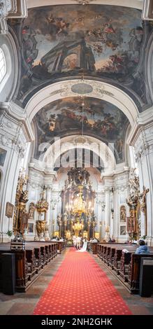 Prag, Tschechische republik - 8. Oktober 2022: Das Innere der Kirche St. Clement. Zeremonie mit Icons im Inneren der Kirche. Stockfoto