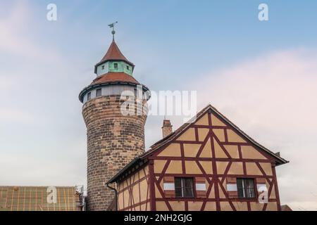 Blick auf die Nürnberger Burg (Kaiserburg) mit Sinwellturm - Nürnberg, Bayern, Deutschland Stockfoto