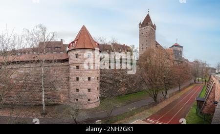 Panoramablick auf die Nürnberger Burg (Kaiserburg) mit Mauern, Türmen und Kaiserställen - Nürnberg, Bayern, Deutschland Stockfoto