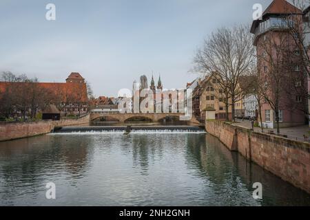 Blick auf den Pegnitz mit Maxbrücke und Skyline der Stadt - Nürnberg, Bayern, Deutschland Stockfoto