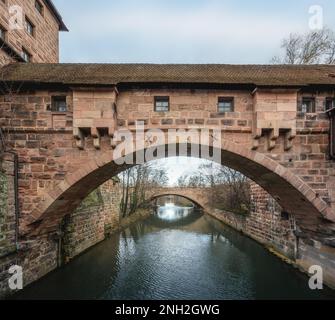 Blick auf die Fronveste und Hallertorbrücke an der Pegnitz - Nürnberg, Bayern, Deutschland Stockfoto