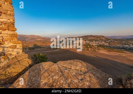 Panoramablick auf das Dorf Villafrati vom Schloss Cefalà Diana, Sizilien Stockfoto