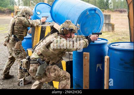 Ein Team von Green Berets von 1. Special Forces Group (Airborne) feuert während des Menton 2022 Best Sniper Competition auf der Joint Base Lewis-McChord, Washington, 8. Dezember 2022 ihre Pistolen ab. Der Wettbewerb besteht aus neun Teams, darunter ein Team des 4. Bataillons der britischen Armee, Ranger Regiment. Während des Wettbewerbs werden bei Teamveranstaltungen präzise Schießübungen, bewegliche Ziele, scharfe Stängel und Stressschüsse bei Tageslicht und zu Stunden mit eingeschränkter Sicht durchgeführt. Während der Veranstaltung verwenden die Teilnehmer das M24 Sniper Weapon System, 5,56 M4 Carbine und 9mm Pistole. Stockfoto