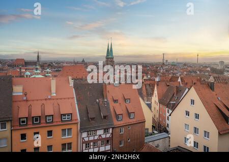 Nürnberg bei Sonnenuntergang aus der Vogelperspektive mit St. Sebaldus-Kirchenturm (Sebalduskirche) - Nürnberg, Bayern, Deutschland Stockfoto