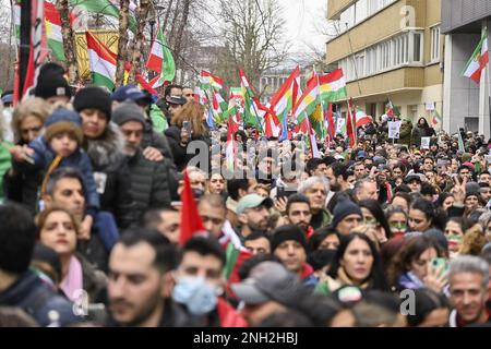 Brüssel, Belgien. 20. Februar 2023. Am Montag, den 20. Februar 2023, versammeln sich Menschen zu einem Protest zur Unterstützung der iranischen Widerstandsbewegung in Brüssel. BELGA FOTO ERIC LALMAND Kredit: Belga News Agency/Alamy Live News Kredit: Belga News Agency/Alamy Live News Stockfoto