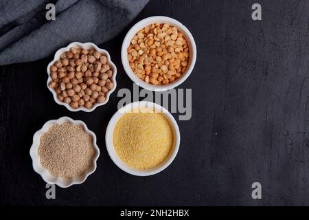 Auswahl an glutenfreien Getreidearten. Amaranth-Haferbrei, Linsen, Kichererbsen, Erbsen und Mais. FODMAP-Diät, lange Kohlenhydrate mit Kopierraum. Stockfoto