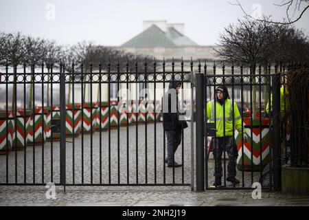 Warschau, Polen. 20. Februar 2023. Die Sicherheitsleute werden am Eingang des Königspalastes in Warschau, Polen, am 20. Februar 2023 gesehen. Präsident Joe Biden wird Polen vom 20. Bis 22. Februar besuchen und am Dienstag eine Rede in den Gärten des Königlichen Palastes in Warschau halten. Am Montagmorgen besuchte Präsident Biden Kiew überraschend, um seinen ukrainischen Amtskollegen Wolodymyr Zelensky zu treffen. (Foto: Jaap Arriens/Sipa USA) Guthaben: SIPA USA/Alamy Live News Stockfoto