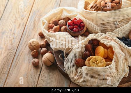 TU Bishvat-Festungskonzept. Mischung aus Trockenfrüchten und Nussmandeln, Haselnüssen, Walnüssen, Aprikosen, Pflaumen, Kirschen, Rosinen, Datteln, Äpfel, Feigen Stockfoto