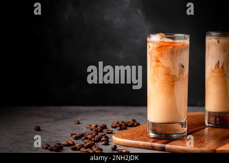 Eiskaffee in einem Glas mit Sahne übergossen. Kalter Sommerdrink. Stockfoto