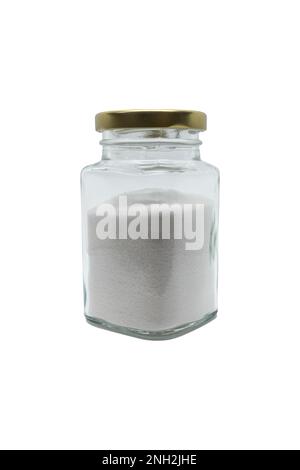 Salz in einem Glasbehälter mit geschlossenem Deckel. Isoliert auf weißem Hintergrund mit Beschneidungspfad. Stockfoto