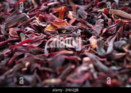 Lose Hibiskus-Teeblätter stapeln sich in der Nahaufnahme mit begrenztem Fokus. Stockfoto