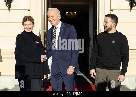 Kiew, Ukraine. 20. Februar 2023. US-Präsident Joe Biden wird am Montag, den 20. Februar 2023, vor dem Mariinsky-Palast in Kiew, Ukraine, vom ukrainischen Präsidenten Wolodymyr Zelensky und seiner Frau Olena begrüßt. US-Präsident Joe Biden macht unangekündigten Besuch im ukrainischen Kiew. Foto: Pressestelle des ukrainischen Präsidenten/UPI. Kredit: UPI/Alamy Live News Stockfoto