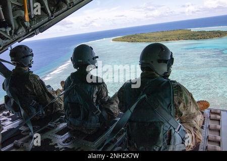 Flugzeuge mit dem 36. Expeditionary Airlift Squadron blicken von einer C-130J Super Hercules Rampe über Pulap Island, Chuuk State, Mikronesien, 8. Dezember 2022 nach draußen. Das Flugzeug, Rufzeichen Santa 51, lieferte 9 Pakete an Inseln in den Föderierten Staaten von Mikronesien. OCD ist die am längsten laufende humanitäre und Katastrophenhilfemission des Verteidigungsministeriums. Jedes Jahr arbeitet die USAF mit Ländern im Zuständigkeitsbereich der pazifischen Luftwaffe zusammen, um entlegene Inselgemeinden im Südostpazifik mit Lieferungen zu versorgen. Stockfoto