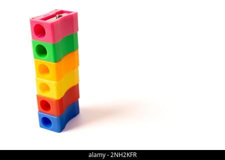 Farbenfrohe Kunststoffbausteine sind auf weißem Hintergrund nebeneinander angeordnet Stockfoto