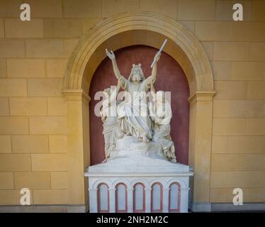 Moses im Gebet unterstützt von den Hohepriestern Aaron und Hur Skulptur in der Friedenskirche - Potsdam, Brandenburg Stockfoto