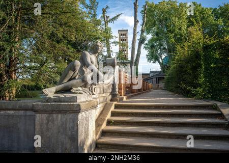 Frauenskulptur und Friedenskirche im Park Sanssouci - Potsdam, Brandenburg Stockfoto