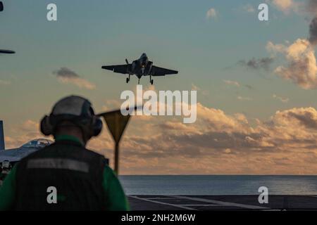 PAZIFIK (07. Dezember 2022) ein F-35C Lightning II, dem Marine Fighter Attack Squadron (VMFA) 314 zugeteilt, bereitet sich auf eine Festlandung auf dem Cockpit des Flugzeugträgers USS Abraham Lincoln der Nimitz-Klasse (CVN 72) vor. Abraham Lincoln führt derzeit Routineeinsätze in der US-3.-Flotte durch. Stockfoto