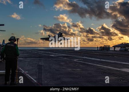 PAZIFIK (07. Dezember 2022) ein F-35C Lightning II, dem Marine Fighter Attack Squadron (VMFA) 314 zugeteilt, bereitet sich auf eine Festlandung auf dem Cockpit des Flugzeugträgers USS Abraham Lincoln der Nimitz-Klasse (CVN 72) vor. Abraham Lincoln führt derzeit Routineeinsätze in der US-3.-Flotte durch. Stockfoto