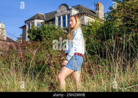 Rhianna Martin posiert für ein Foto an einem wunderschönen Oktobertag am Wormit Beach in Fife, Schottland Stockfoto