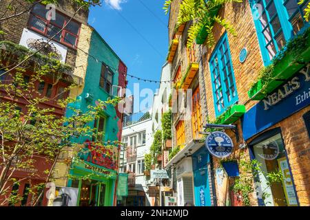 Farbenfrohe Gebäude in Neal's Yard, einer kleinen Gasse in Covent Garden, London, Großbritannien Stockfoto