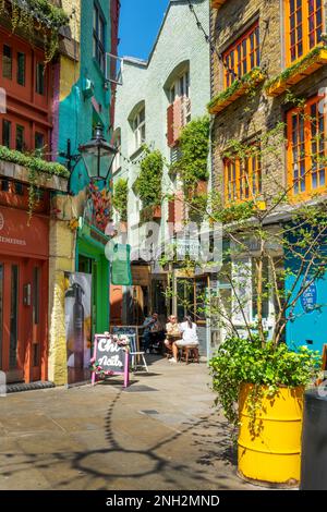 Farbenfrohe Gebäude in Neal's Yard, einer kleinen Gasse in Covent Garden, London, Großbritannien Stockfoto