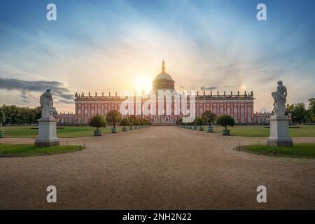 Blick auf das neue Schloss (Neues Palais) vom Garten bei Sonnenuntergang im Park Sanssouci - Potsdam, Brandenburg, Deutschland Stockfoto