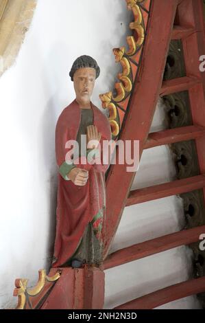 Hölzerne Figur des Apostels Saint Andrew. Eine von zwölf Schnitzereien, die die Jünger Jesu in St. John the Baptist Church, Bere Regis, Dorset, Vereinigtes Königreich, repräsentieren. Stockfoto