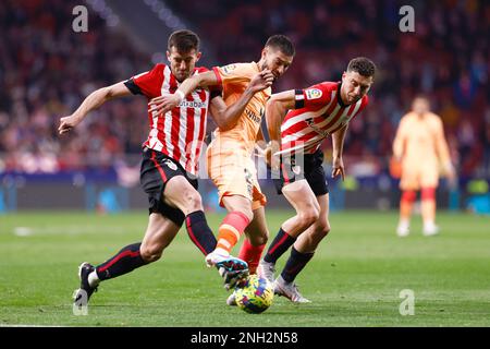 Yannick Carrasco von Atletico de Madrid, Dani Vivian und Oscar de Marcos vom Athletic Club während des spanischen Fußballspiels La Liga zwischen Atletico de Madrid und Athletic Club de Bilbao am 19. Februar 2023 im Civitas Metropolitano Stadion in Madrid, Spanien - Foto: Oscar Barroso/SpainDPPI/DPPI/LiveMedia Stockfoto