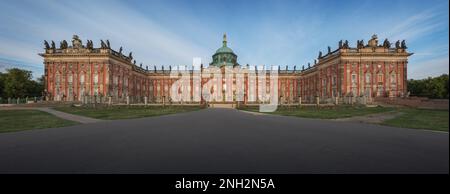 Panoramablick auf das Neue Schloss (Neues Palais) im Park Sanssouci - Potsdam, Brandenburg, Deutschland Stockfoto