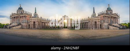 Panoramablick auf die Communs Colonnade im Neuen Palast (Neues Palais) im Park Sanssouci - Potsdam, Brandenburg, Deutschland Stockfoto