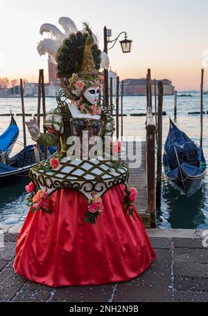 Karnevalsbesucher gekleidet in prächtigen Kostümen und Maske während des Karnevals 2023 in Venedig am Markusplatz, Venedig, Italien im Februar Stockfoto