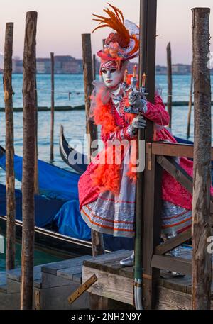 Karnevalsbesucher gekleidet in prächtigen Kostümen und Maske während des Karnevals 2023 in Venedig am Markusplatz, Venedig, Italien im Februar Stockfoto