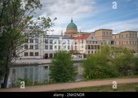 Die Skyline von Potsdam Downtown am Havel River mit St. Nicholas-Kirche - Potsdam, Brandenburg, Deutschland Stockfoto