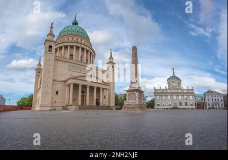 Panoramablick auf den alten Marktplatz mit St. Nicholas-Kirche, Obelisk und Altes Rathaus - Potsdam, Brandenburg, Deutschland Stockfoto