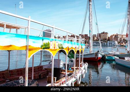 Felukenfahrt auf dem Nil in Assuan. Beliebtes Tourist Segelboot auf dem Nil. Assuan, Ägypten. Afrika. Stockfoto