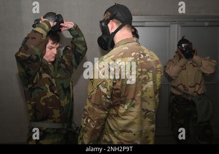 USA Der Armeebedienstete Nicholas Paris, ein Ausbilder im Combined Arms Training Center des 7. Army Training Command, beobachtet, wie Soldaten während des CBRN-Verteidigungskurses (Chemical, Biological, Radiological, and Nuclear) in Grafenwoehr, Deutschland, am 8. Dezember 2022 Masken-Vertrauensübungen in der Gaskammer durchführen. Der CBRN-Verteidigungskurs schult Soldaten in der Überwachung und Umsetzung missionsorientierter Schutzhaltung, CBRN-Berichte auf Einheitsebene, radiologische Überwachung, Dekontaminationsoperationen, Durchführung von CBRN-Verteidigungsübungen und radiologische Operationen der Einheit. Stockfoto