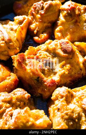 Bereit, Hühnerschenkel zu essen Stockfoto