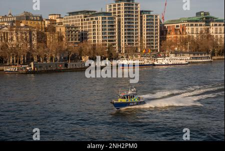 Die Thames River Police verfolgt ein Schiff, das mit hoher Geschwindigkeit fährt, London, Großbritannien Stockfoto