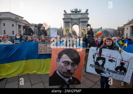 Photo Repertory, Italien. 24. Februar 2023. Mailand, setzen Sie sich ein und blitzen Sie Mafia auf den Bogen des Friedens für die Ukraine (Mailand - 2022-03-19, Massimo Alberico). Das Foto kann in Bezug auf den Kontext verwendet werden, in dem es aufgenommen wurde, und ohne die diffamierende Absicht der Dekoration der repräsentierten Personen redaktionelle Verwendung nur Kredit: Unabhängige Fotoagentur/Alamy Live News Stockfoto