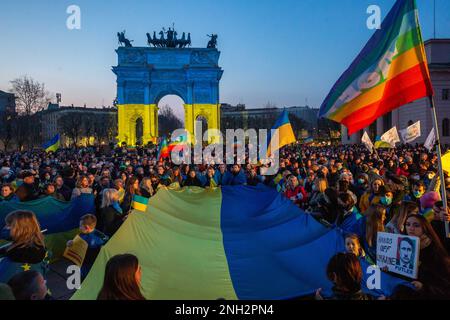 Photo Repertory, Italien. 24. Februar 2023. Mailand, setzen Sie sich ein und blitzen Sie Mafia auf den Bogen des Friedens für die Ukraine (Mailand - 2022-03-19, Massimo Alberico). Das Foto kann in Bezug auf den Kontext verwendet werden, in dem es aufgenommen wurde, und ohne die diffamierende Absicht der Dekoration der repräsentierten Personen redaktionelle Verwendung nur Kredit: Unabhängige Fotoagentur/Alamy Live News Stockfoto