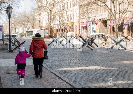 Photo Repertory, Italien. 24. Februar 2023. Ukraine. Odessa historisches Zentrum verlassene militarisierte Stadt Krieg Ukraine Russland (Odessa - 2022-03-24, Carlo Cozzoli) das Foto kann in Bezug auf den Kontext verwendet werden, in dem es aufgenommen wurde, und ohne die diffamierende Absicht des Dekorums der repräsentierten Menschen redaktionelle Nutzung nur Kredit: Unabhängige Fotoagentur/Alamy Live News Stockfoto