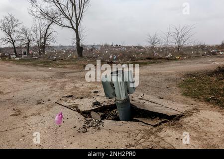 Photo Repertory, Italien. 24. Februar 2023. Ukraine. Nicht explodierte Raketenbombe auf dem Friedhof Mykolaiv war Russland Ukraine (Mykolaiv - 2022-03-27, Carlo Cozzoli) das Foto kann im Kontext, in dem es aufgenommen wurde, und ohne diffamierende Absicht des Anstandes der repräsentierten Personen nur redaktionelle Verwendung Kredit: Unabhängige Fotoagentur/Alamy Live News verwendet werden Stockfoto