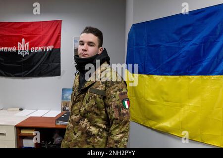 Photo Repertory, Italien. 24. Februar 2023. Ukraine - Italienische Tarnhilfe kommt in der Ukraine an (UKRAINE - 2022-03-08, Carlo Cozzoli). Das Foto kann im Zusammenhang mit dem Aufnahmekontext verwendet werden, ohne dass der Anstand des repräsentierten Volkes verleumdet wird. Nur redaktionelle Verwendung. Kredit: Unabhängige Fotoagentur/Alamy Live News Stockfoto