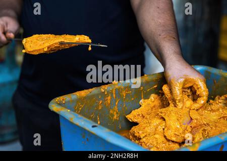 Ich bereite den Hähnchen-Spieß-Kebab-Grill mit marinierten Gewürzen vor. Traditionelles indisches und pakistanisches Gericht. Stockfoto
