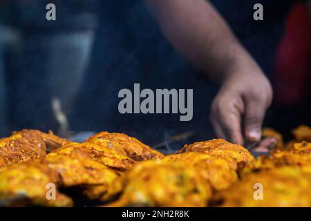 Kochen Hähnchenschief Kebab Grill. Traditionelles indisches und paksitanisches Gericht, gekocht auf Holzkohle und Flamme. Stockfoto