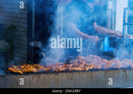 Kochen Hähnchenschief Kebab Grill. Traditionelles indisches und paksitanisches Gericht, gekocht auf Holzkohle und Flamme. Stockfoto